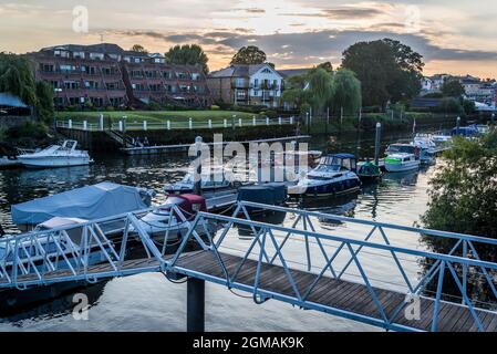 Teddington Lock on the Thames River, London Borough of Richmond, Angleterre, Royaume-Uni Banque D'Images