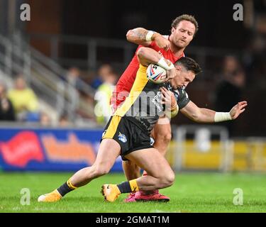 Korbin Sims (10) de Hull KR est attaqué par James Donaldson (25) de Leeds Rhinos Banque D'Images