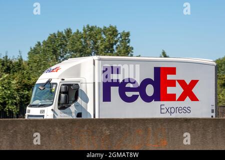 Staines, Royaume-Uni. 8 septembre 2021. Un camion FedEx Express sur la M25 à Staines. Certaines entreprises au Royaume-Uni signalent des problèmes d'interruption de leurs chaînes d'approvisionnement en raison d'une pénurie de conducteurs de VHG à la suite du Brexit et à la suite de la pandémie de Covid-19. Crédit : Maureen McLean/Alay Banque D'Images