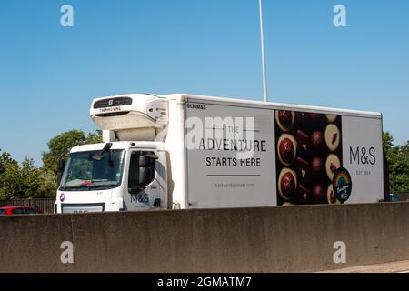 Staines, Royaume-Uni. 8 septembre 2021. Un camion réfrigéré M&S transportant des aliments sur la M25 à Staines. Certaines entreprises au Royaume-Uni signalent des problèmes d'interruption de leurs chaînes d'approvisionnement en raison d'une pénurie de conducteurs de VHG à la suite du Brexit et à la suite de la pandémie de Covid-19. Crédit : Maureen McLean/Alay Banque D'Images