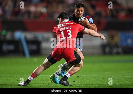 Alapati Leiua des ours de Bristol, attaqué par Dominic Morris de Saracens Banque D'Images
