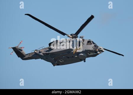 Un hélicoptère militaire canadien CH-148 Cyclone en vol avec le personnage suspendu de la porte ouverte. Halifax, Canada. Septembre 7 2021 Banque D'Images