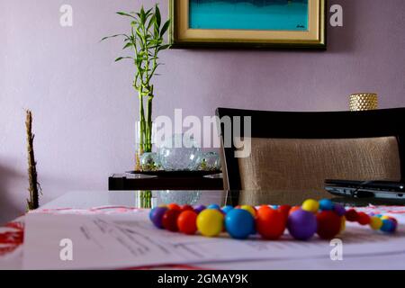 Intérieur d'un appartement décoré avec divers objets en verre, bois et plastique. Les chaises, les tables et les photos font partie de la décoration. Banque D'Images