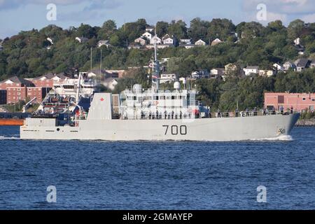 Halifax, Nouvelle-Écosse, Canada. 7 septembre 2021. Le NCSM Kingston, un navire de défense côtière de classe Kingston qui fait partie de Sail et qui quitte le port de Halifax Banque D'Images