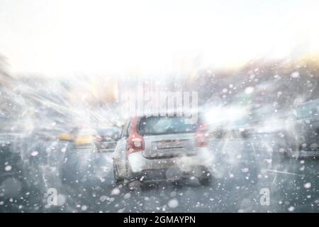 Embouteillage des voitures dans la ville. Rues d'hiver à l'heure de pointe. Banque D'Images