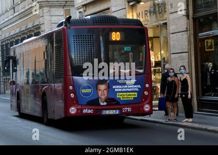 Rome, Italie. 17 septembre 2021. Un écriteau électoral du candidat du maire Carlo Calenda est exposé sur un bus de Rome. Les élections auront lieu les 3 et 4 octobre 2021, avec les 22 candidats pour les maires. Les principaux candidats sont quatre, Enrico Michetti, le candidat de centre-droit, Roberto Gualtieri, le candidat de centre-gauche, Virginia Raggi, maire sortant et candidat du mouvement 5 étoiles, et Carlo Calenda, ancien ministre et chef du parti action. Crédit : SOPA Images Limited/Alamy Live News Banque D'Images