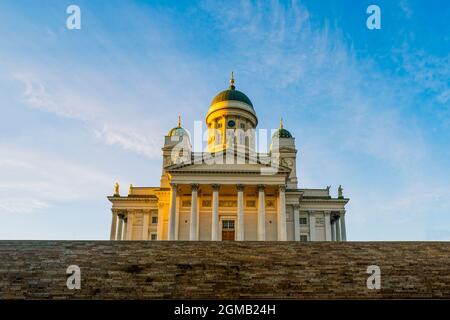 Cathédrale Saint-Nicolas sur la place du Sénat - l'un des sites les plus emblématiques et les plus populaires de Finlande à Helsinki, capturé pendant les heures d'or. Banque D'Images