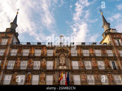 Façade colorée de la Maison de la boulangerie (Casa de la Panadería) avec de riches décorations et balcons situés sur la Plaza Mayor. Banque D'Images