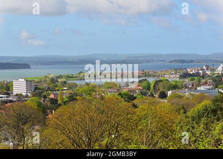 Vue sur le lac de Poole Park et le port de Poole, avec les collines de Purbeck en arrière-plan Banque D'Images