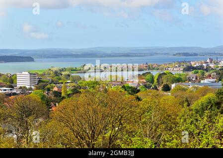 Vue sur le lac de Poole Park et le port de Poole, avec les collines de Purbeck en arrière-plan Banque D'Images