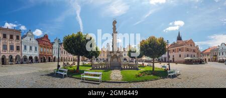 Place principale Telc - Zacharias de la place Hradec avec la colonne Marian Plague à Telc, République Tchèque Banque D'Images