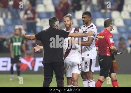 Reggio Emilia, Italie. Le 17 septembre 2021. monsieur Ivan Juric Hugs 15 Cristian Ansaldi et 3 Gleison Bremer pendant les US Sassuolo vs Torino FC, football italien Serie Un match à Reggio Emilia, Italie, septembre 17 2021 crédit: Independent photo Agency/Alamy Live News Banque D'Images