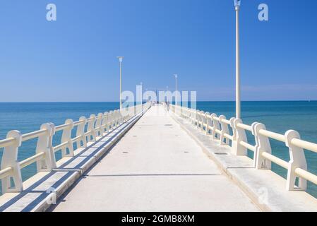 Vue imprenable sur la jetée de la forte dei marmi à versilia, en une journée ensoleillée au printemps, forte dei Marmi, Riviera toscane, Toscane, Italie Banque D'Images