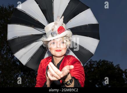 Carrigaline, Cork, Irlande. 17 septembre 2021. Stilt Walker Diva Dee de Clonakilty accueille les gens à la nuit de la culture dans le parc communautaire de Carrigaline, Co. Cork, Irlande. - photo; David Creedon / / Alamy Live News Banque D'Images