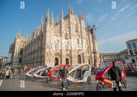 Milan Italie 9 septembre 2021: Transport écologique et durable pour les touristes avec des pousse-pousse dans le centre-ville de Milan Banque D'Images
