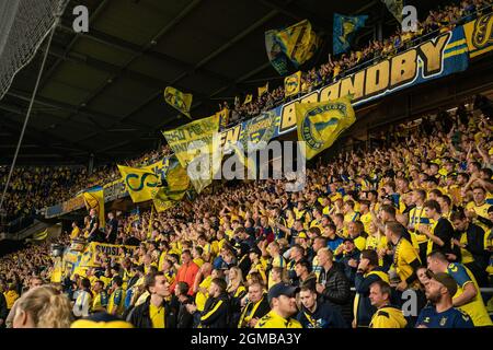 Broendby, Danemark. 16 septembre 2021. Les fans de football de Broendby SONT VENUS sur les tribunes lors du match de l'UEFA Europa League entre Broendby IF et Sparta Prague à Broendby Stadion à Broendby. (Crédit photo: Gonzales photo - Gaston Szerman). Banque D'Images