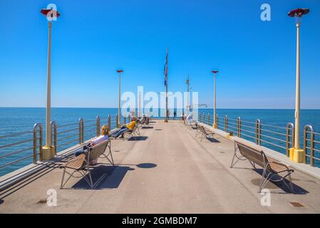 Vue imprenable sur la jetée de la forte dei marmi à versilia, en une journée ensoleillée au printemps, forte dei Marmi, Riviera toscane, Toscane, Italie Banque D'Images