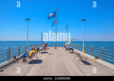 Vue imprenable sur la jetée de la forte dei marmi à versilia, en une journée ensoleillée au printemps, forte dei Marmi, Riviera toscane, Toscane, Italie Banque D'Images