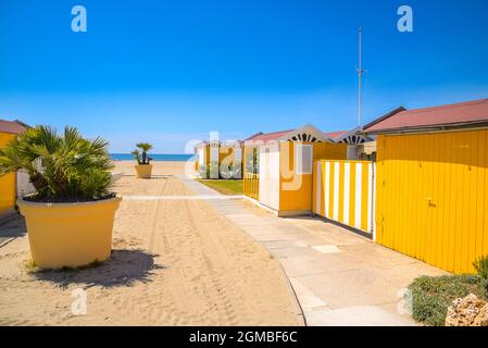 Cabanes de plage jaunes, forte dei Marmi, Riviera toscane, Toscane, Italie Banque D'Images