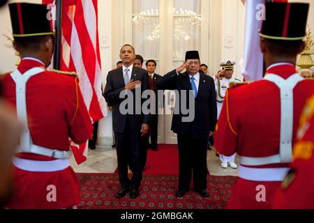 Le président Barack Obama et le président indonésien Susilo Bambang Yudhoyono participent à la cérémonie d'arrivée au Palais d'Etat Istana Merdeka à Jakarta, Indonésie, le 9 novembre 2010. (Photo officielle de la Maison Blanche par Pete Souza) cette photo officielle de la Maison Blanche est disponible uniquement pour publication par les organismes de presse et/ou pour impression personnelle par le(s) sujet(s) de la photo. La photographie ne peut être manipulée d'aucune manière et ne peut pas être utilisée dans des documents commerciaux ou politiques, des publicités, des courriels, des produits, des promotions qui, de quelque manière que ce soit, suggèrent une approbation ou un endossement Banque D'Images