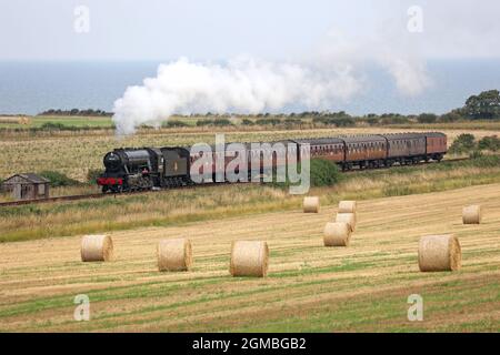 Sheringham, Royaume-Uni. 16 septembre 2021. Le train à vapeur Royal Norfolk Regiment 90775 se rend à Holt sur le chemin de fer North Norfolk, près de Sheringham, Norfolk, Royaume-Uni, le 16 septembre, 2021, avant le week-end des années 1940. Crédit : Paul Marriott/Alay Live News Banque D'Images