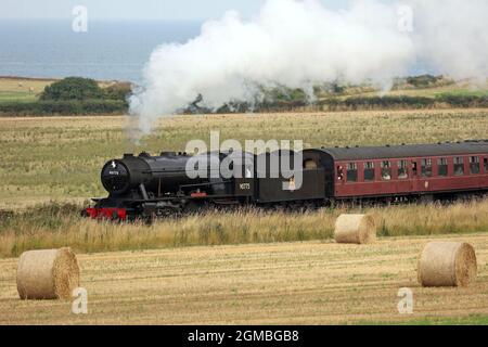 Sheringham, Royaume-Uni. 16 septembre 2021. Le train à vapeur Royal Norfolk Regiment 90775 se rend à Holt sur le chemin de fer North Norfolk, près de Sheringham, Norfolk, Royaume-Uni, le 16 septembre, 2021, avant le week-end des années 1940. Crédit : Paul Marriott/Alay Live News Banque D'Images