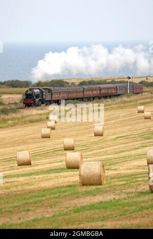 Sheringham, Royaume-Uni. 16 septembre 2021. Le train à vapeur Royal Norfolk Regiment 90775 se rend à Holt sur le chemin de fer North Norfolk, près de Sheringham, Norfolk, Royaume-Uni, le 16 septembre, 2021, avant le week-end des années 1940. Crédit : Paul Marriott/Alay Live News Banque D'Images