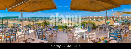 Restaurant sur la plage, tables sont prêtes sur la plage de sable, baignade estabilishment, nourriture, insouciance, bord de mer, Forte dei Marmi Versilia Toscane Italie Banque D'Images