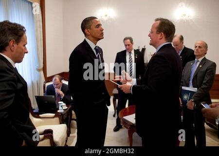 Le secrétaire de presse Robert Gibbs s'entretient avec le président Barack Obama avant une conférence de presse à la Maison Bleue à Séoul, Corée du Sud, le 11 novembre 2010. Sur la photo, de gauche à droite, figurent le secrétaire au Trésor Timothy F. Geithner, Ben Rhodes, conseiller adjoint à la sécurité nationale pour les communications stratégiques; Michael Froman, conseiller adjoint à la sécurité nationale pour les affaires économiques internationales; Tom Donilon, conseiller à la sécurité nationale; et Jeff Bader, directeur principal pour les affaires asiatiques. (Photo officielle de la Maison Blanche par Pete Souza) cette photo officielle de la Maison Blanche est disponible uniquement pour publication par des nouvelles ou Banque D'Images