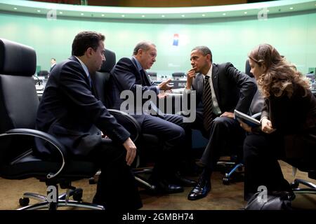 Le président Barack Obama s'entretient avec le Premier ministre turc Recep Tayyip Erdoğan après la troisième séance plénière du matin lors du sommet du G-20 au COEX Centre de Séoul, Corée du Sud, le 12 novembre 2010. (Photo officielle de la Maison Blanche par Pete Souza) cette photo officielle de la Maison Blanche est disponible uniquement pour publication par les organismes de presse et/ou pour impression personnelle par le(s) sujet(s) de la photo. La photographie ne peut être manipulée d'aucune manière et ne peut pas être utilisée dans des documents commerciaux ou politiques, des publicités, des courriels, des produits, des promotions qui, de quelque manière que ce soit, suggèrent une approbation Banque D'Images