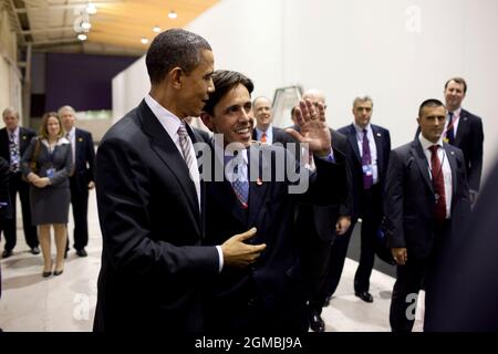 Le président Barack Obama marche avec David Simas, aide au conseiller principal David Axelrod, et le présente à la télévision portugaise, au Sommet de l'OTAN à Lisbonne, Portugal, 20 novembre 2010. Simas est d'origine portugaise. (Photo officielle de la Maison Blanche par Pete Souza) cette photo officielle de la Maison Blanche est disponible uniquement pour publication par les organismes de presse et/ou pour impression personnelle par le(s) sujet(s) de la photo. La photographie ne peut être manipulée d'aucune manière et ne peut pas être utilisée dans des documents commerciaux ou politiques, des publicités, des courriels, des produits, des promotions qui, de quelque manière que ce soit, sont sugges Banque D'Images