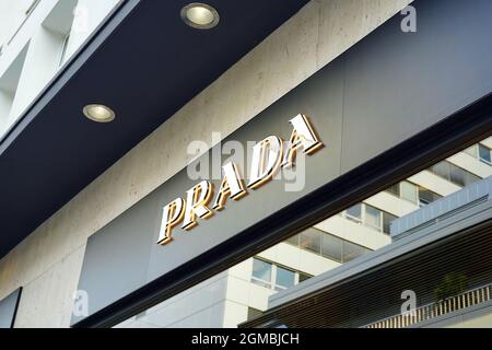 Boutique de créateurs Prada sur Königsallee à Düsseldorf, Allemagne.  Königsallee est le boulevard commerçant de luxe de Düsseldorf Photo Stock -  Alamy