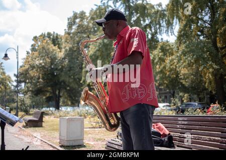 Belgrade, Serbie, 21 juillet 2021 : Portrait d'un musicien de jazz jouant du saxophone sur la promenade du Danube à Zemun Banque D'Images