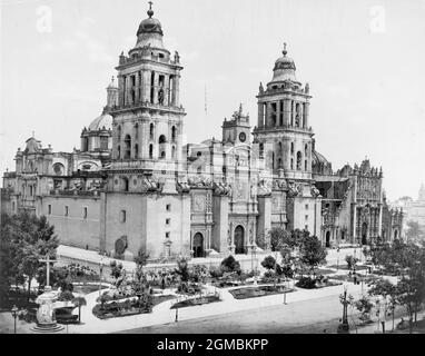 Cathédrale métropolitaine sur le Zocalo à Mexico vers 1899, photo en noir et blanc de William Henry Jackson (1843-1942) Banque D'Images