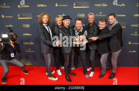 Leipzig, Allemagne. 17 septembre 2021. Les Princes posent avec le prix après la cérémonie 'Goldene Henne'. Le prix public est présenté pour la 27e fois. Il est décerné à des stars de la musique, du sport et du spectacle. Credit: Jan Woitas/dpa-Zentralbild/dpa/Alay Live News Banque D'Images