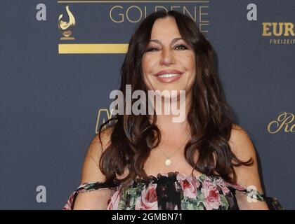 Leipzig, Allemagne. 17 septembre 2021. Simone Thomalla, actrice, vient à la cérémonie de remise du prix des médias Golden Hen dans le Palais des Congrès de Leipzig. Le prix est décerné à des stars de la musique, du sport et du spectacle. Thomalla était dans une ambiance festive quelques jours après sa dissolution avec le joueur de handball Silvio Heineevetter est devenu public. (À dpa: 'Simone Thomalla après l'amour break-up: 'Je fais merveilleusement'') Credit: Gerald Matzka/dpa/Alay Live News Banque D'Images