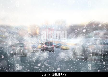 Embouteillage des voitures dans la ville. Rues d'hiver à l'heure de pointe. Banque D'Images