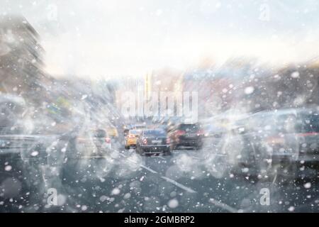 Embouteillage des voitures dans la ville. Rues d'hiver à l'heure de pointe. Banque D'Images