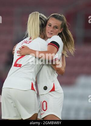 Southampton, Royaume-Uni. 17 septembre 2021. Ella Toone (Manchester United), d'Angleterre femmes, a reçu les félicitations pour avoir marquant le but d'ouverture du match de qualification de l'UEFA féminin de la coupe du monde entre les femmes d'Angleterre et la Macédoine du Nord au stade St Mary's, à Southampton, en Angleterre, le 17 septembre 2021. Photo d'Andy Rowland. Crédit : Prime Media Images/Alamy Live News Banque D'Images