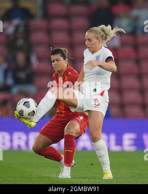 Southampton, Royaume-Uni. 17 septembre 2021. Alex Greenwood (Manchester City) d'Angleterre femmes et Gentjana Rochi (KuPS) de FYR Macédoine femmes lors du match de qualification de l'UEFA féminin de la coupe du monde entre les femmes d'Angleterre et la Macédoine du Nord au stade St Mary's Stadium de Southampton, en Angleterre, le 17 septembre 2021. Photo d'Andy Rowland. Crédit : Prime Media Images/Alamy Live News Banque D'Images