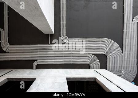 Câbles et tuyaux électriques sur fond de plafond en béton de la maison, tuyaux en plastique avec fils dans la pièce vide. Lignes de tubes de câblage en pvc après professionnel Banque D'Images