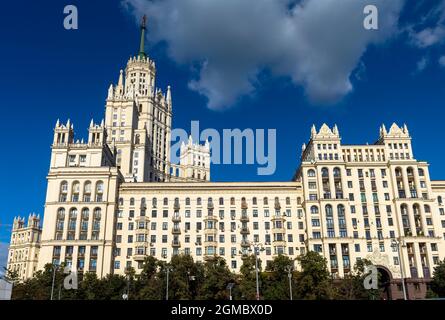 Bâtiment sur le remblai de Kotelnicheskaya, Moscou, Russie. Ce gratte-ciel construit à l'époque de Staline dans le centre-ville de Moscou, conception soviétique. Ancienne architecture russe Banque D'Images