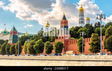 Moscou Kremlin en été, Russie. C'est l'attraction touristique de Moscou. Panorama de l'Embankment et mur du Kremlin à la Moskva River. Paysage urbain de Banque D'Images