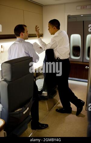 Le président Barack Obama discute de son discours avec le conseiller adjoint à la sécurité nationale pour les communications stratégiques Ben Rhodes, en route vers l'Académie militaire des États-Unis à West point, New York, où le président a annoncé sa stratégie de guerre en Afghanistan, le 1er décembre 2009. (Photo officielle de la Maison Blanche par Pete Souza) cette photo officielle de la Maison Blanche est disponible uniquement pour publication par les organismes de presse et/ou pour impression personnelle par le(s) sujet(s) de la photo. La photographie ne peut être manipulée d'aucune manière et ne peut pas être utilisée dans des documents commerciaux ou politiques, adver Banque D'Images