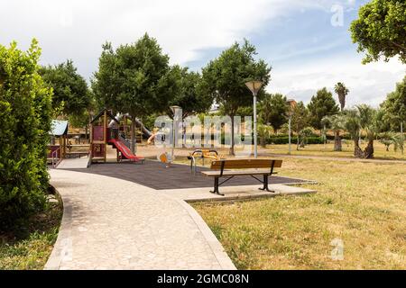 Promenade dans la ville et ses parcs urbains à Comiso, province de Ragusa, Sicile, Italie. Banque D'Images