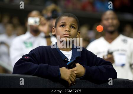 17 septembre 2009 « J'ai été frappé par le regard du jeune garçon alors qu'il regardait le président prendre la parole lors d'un rassemblement sur la réforme des soins de santé à l'Université du Maryland à College Park. » (Photo officielle de la Maison Blanche par Pete Souza) cette photo officielle de la Maison Blanche est disponible uniquement pour publication par les organismes de presse et/ou pour impression personnelle par le(s) sujet(s) de la photo. La photographie ne peut être manipulée d'aucune manière et ne peut pas être utilisée dans des documents commerciaux ou politiques, des publicités, des courriels, des produits, des promotions qui, de quelque manière que ce soit, suggèrent l'approbation ou l'approbation du Président, Banque D'Images