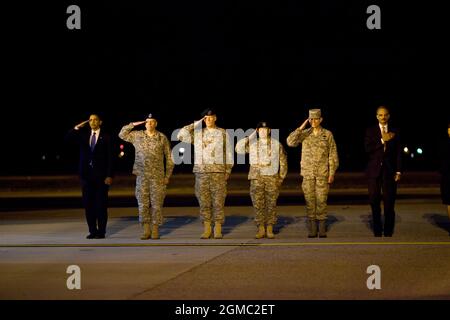 29 octobre 2009 « cette photo a été prise vers 4 HEURES DU MATIN après que le président ait effectué un voyage non annoncé à la base aérienne de Douvres pour rendre hommage aux troupes tombées d'Afghanistan. Après avoir rencontré en privé les familles, le président a marché seul sur la rampe de l'avion cargo transportant les 18 cercueils, tous drapés de drapeaux américains. Je pouvais voir l'émotion sur son visage en marchant de caisse en caisse, laissant une pièce présidentielle sur chacun. Quand il a été fait, il s'est mis en pause pendant quelques minutes, la tête s'est inclinée dans la prière. Je l'ai entendu dire plus tard aux autres comment c'était le moment le plus difficile de sa présidence Banque D'Images