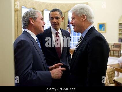 16 janv. 2010 « le président Obama avait appelé les deux anciens présidents à contribuer à la situation en Haïti. Lors de leurs remarques publiques dans le Rose Garden, le président Clinton avait déclaré à propos du président Bush : « J’ai déjà compris comment le faire pour faire des choses pour lesquelles il n’a pas signé. » Plus tard, de retour dans l’ovale, le président Bush demande avec plaisanterie au président Clinton ce qu’il avait à l’esprit. » (Photo officielle de la Maison Blanche par Pete Souza) cette photo officielle de la Maison Blanche est disponible uniquement pour publication par les organismes de presse et/ou pour impression personnelle par le Banque D'Images