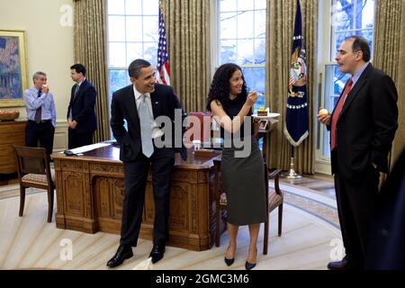 Le 15 avril 2009 “le chef de cabinet adjoint Mona Sutphen offre un gâteau d’anniversaire à son conseiller principal David Axelrod alors que le président regarde de manière amusante. La fête a eu lieu pour commémorer l’anniversaire de Pete Rouse, conseiller principal. » (Photo officielle de la Maison Blanche par Pete Souza) cette photo officielle de la Maison Blanche est disponible uniquement pour publication par les organismes de presse et/ou pour impression personnelle par le(s) sujet(s) de la photo. La photographie ne peut être manipulée d'aucune manière et ne peut pas être utilisée dans des documents commerciaux ou politiques, des publicités, des courriels, des produits, des promotions Banque D'Images