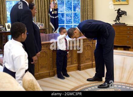 8 mai 2009 « Un employé temporaire de la Maison-Blanche, Carlton Philadelphia, a amené sa famille au Bureau ovale pour une photo d’adieu avec le président Obama. Le fils de Carlton a dit doucement au président qu’il venait d’obtenir une coupe de cheveux comme le président Obama, et a demandé s’il pouvait sentir la tête du président pour voir si cela se sentait le même que lui. » (Photo officielle de la Maison Blanche par Pete Souza) cette photo officielle de la Maison Blanche est disponible uniquement pour publication par les organismes de presse et/ou pour impression personnelle par le(s) sujet(s) de la photo. La photographie ne peut pas être manipulée de quelque manière que ce soit et ne peut pas non plus Banque D'Images